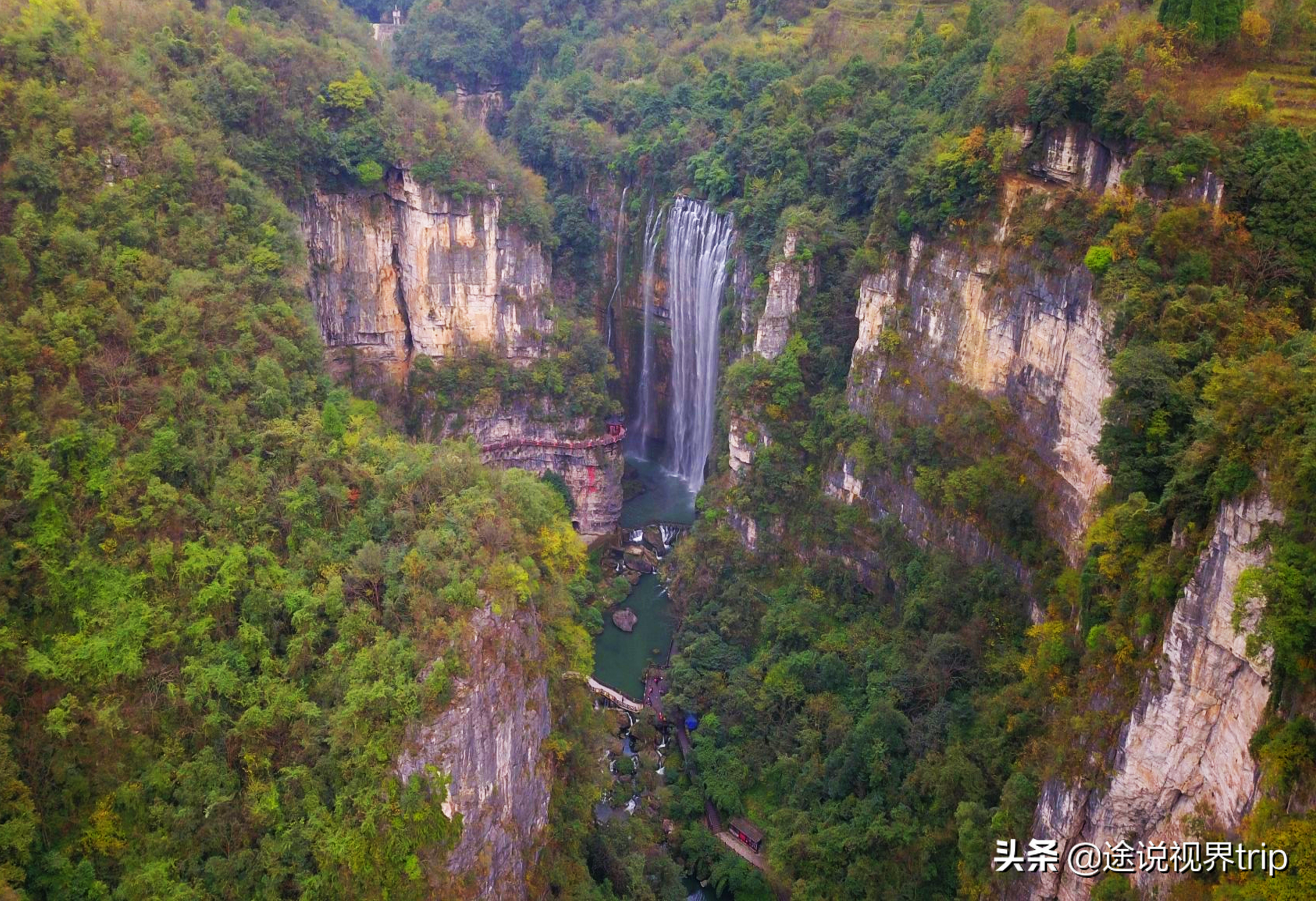 7,赤水大瀑布赤水大瀑布又名十丈洞瀑布,位于贵州省赤水市南部,赤水河